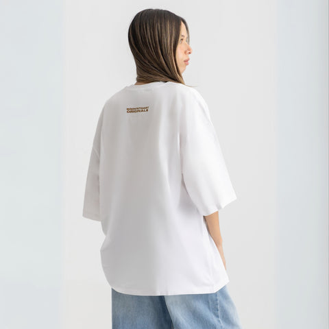 Oversized white t-shirt with bold Gandofli illustration, 100% cotton.
